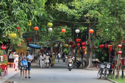 Du khách tham quan Khu phố cổ Hội An