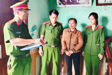 Công an tống đạt quyết định khởi tố vụ án, khởi tố bị can và bắt tạm giam bà Lê Thị Cúc về tội lừa đảo chiếm đoạt tài sản.