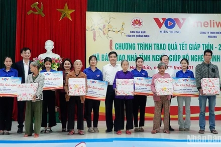 Trào 5 căn nhà và quà Tết tặng hộ nghèo ở huyện Hiệp Đức (Quảng Nam).