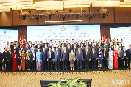 Các đại biểu dự Hội nghị Tòa án các tỉnh biên giới Việt Nam, Campuchia và Lào lần thứ 7