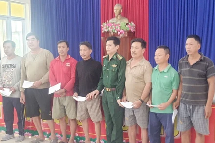 Đại tá Hoàng Văn Mẫn, Chính ủy Bộ đội Biên phòng tỉnh Quảng Nam thăm hỏi, động viên các ngư dân gặp nạn trên biển.