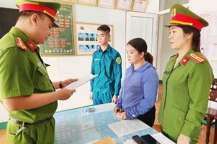 Công an đọc lệnh bắt tạm giam đối với Nguyễn Thị Diễm My