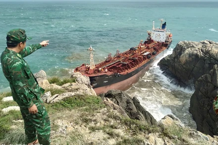 Tàu King Rich bị sóng đánh dạt vào bờ biển Cù Lao Chàm.