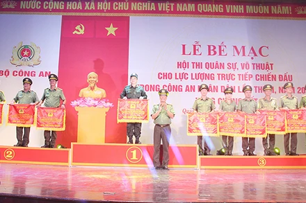 Ban Tổ chức trao giải thưởng cho các đơn vị đoạt giải Nhất, Nhì, Ba.