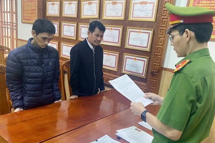 Công an tỉnh Quảng Nam tống đạt quyết định khởi tố đối với Lê Viết Trọng (thứ hai từ trái sang) và Hoàng Duy Sơn. 