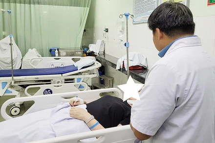 Bệnh viện Đa khoa Vĩnh Đức (thị xã Điện Bàn) tiếp nhận, điều trị bệnh nhân ngộ độc sau khi ăn bánh mỳ Phượng. Ảnh H.D