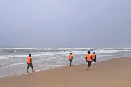 Cán bộ, chiến sĩ Đồn Biên phòng Cửa Đại tìm kiếm người mất tích 