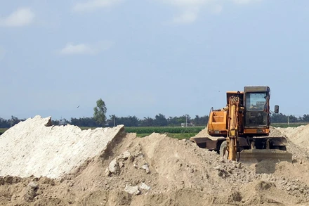 Tình trạng khai thác trái phép cát, sỏi trên sông Vu Gia, Thu Bồn chưa được giải quyết dứt điểm.