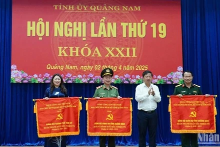 Đồng chí Lương Nguyễn Minh Triết, Ủy viên dự khuyết Trung ương Đảng, Bí thư Tỉnh ủy trao Cờ thi đua tặng 3 Đảng bộ hoàn thành xuất sắc nhiệm vụ nhiệm kỳ 2020-2025.