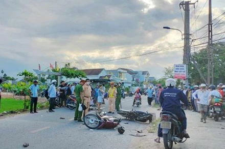 Lực lượng chức năng tổ chức khám nghiệm hiện trường, tiến hành điều tra nguyên nhân vụ tai nạn giao thông làm 2 người tử vong.