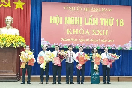 Bí thư Tỉnh ủy Lương Nguyễn Minh Triết trao quyết định và tặng hoa chúc mừng các đồng chí nhận nhiệm vụ mới.