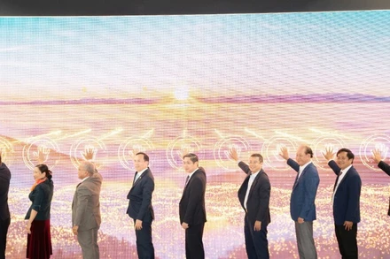 Đại diện lãnh đạo tỉnh Quảng Nam và các đơn vị thực hiện nghi thức hình thành cung đường di sản Hội An-Mỹ Sơn-Cổng trời Đông Giang: Nơi thiên nhiên giao hòa cùng văn hóa.