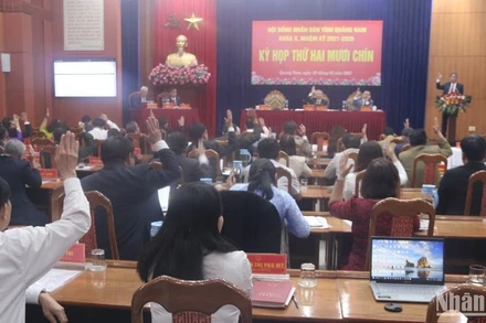 Các đại biểu Hội đồng nhân dân tỉnh Quảng Nam biểu quyết thông qua 6 nghị quyết quan trọng.