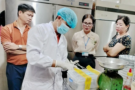 Đoàn kiểm tra lấy mẫu thực phẩm tại quán Bánh mỳ Phượng gửi đi kiểm nghiệm.