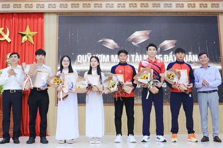 Đại diện lãnh đạo các cơ quan của tỉnh Quảng Nam trao thưởng cho các cá nhân có thành tích xuất sắc. (Ảnh: T.CÔNG)