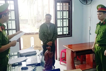 Công an tống đạt các quyết định đối với ông Ung Thượng Hiền.