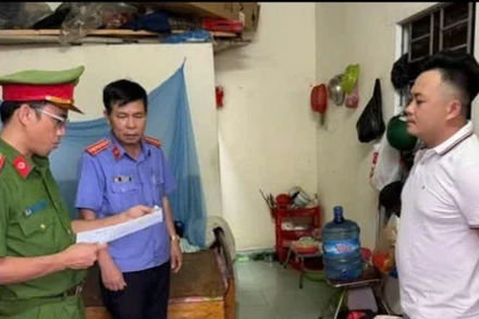 Cơ quan chức năng tống đạt quyết định khởi tố, bắt tạm giam đối với Nguyễn Thành Đạt.