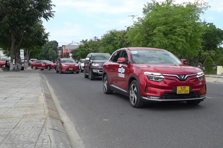 Đưa 50 xe taxi chạy bằng điện vào phục vụ người dân và du khách.