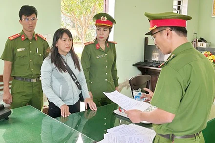 Công an tỉnh Quảng Nam tống đạt quyết định khởi tố, bắt tạm giam đối với Trần Thị Tiên.