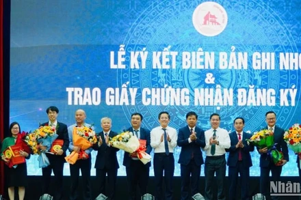Lãnh đạo tỉnh Quảng Nam trao hoa và quà tặng các nhà đầu tư.
