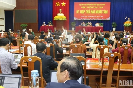Các đại biểu Hội đồng nhân dân tỉnh Quảng Nam biểu quyết thông qua nhiều nội dung quan trọng về phát triển kinh tế-xã hội, bảo đảm quốc phòng, an ninh năm 2025.