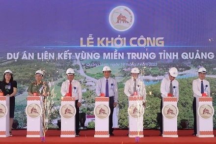 Các đại biểu ấn nút khởi công dự án.
