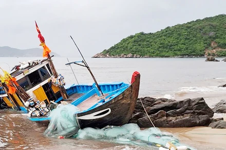 Chiếc ghe của ông Lê Hải hư hỏng nặng. (Ảnh H.C)