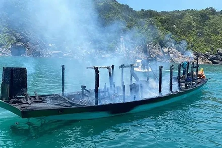 Chiếc ghe bị cháy rụi.