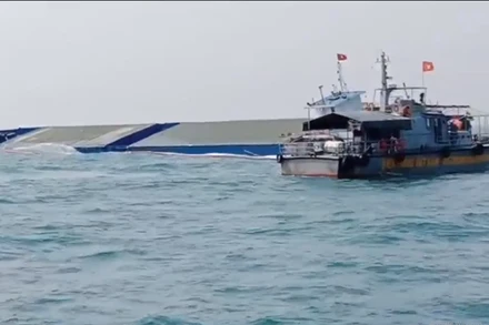 Lực lượng chức năng tiếp cận, ứng cứu tàu bị nạn.