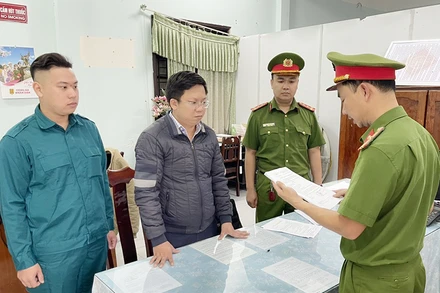 Công an tống đạt các quyết định đối với Hà Hải Đăng (người mặc áo lạnh, đứng giữa).