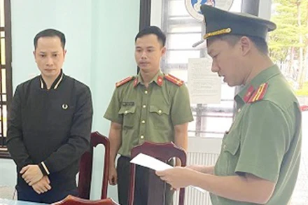 Công an tỉnh Quảng Nam thực hiện lệnh bắt tạm giam đối với Nguyễn Quang Tứ.