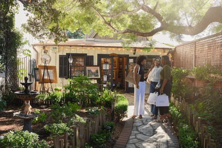 Thị trấn Carmel-by-the-Sea với những ngôi nhà cổ và con đường lát đá cuội gập ghềnh. 