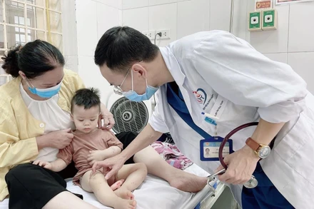 Phụ huynh và giáo viên cần chủ động phòng ngừa bệnh chân tay miệng ở trẻ (Ảnh Bác sĩ BV Đống Đa cung cấp).