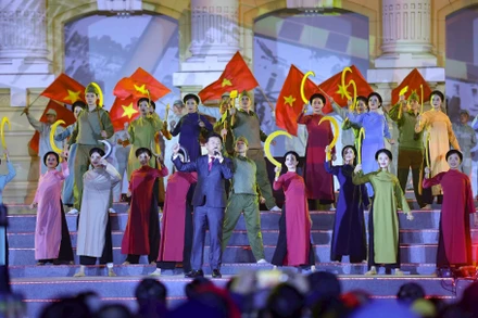 Kỷ niệm 95 năm Ngày thành lập Đảng Cộng sản Việt Nam (03/02/1930 - 03/02/2025), tối 3/2/2025, tại Quảng trường Cách mạng tháng Tám (Hà Nội), Bộ Văn hóa, Thể thao và Du lịch tổ chức Chương trình nghệ thuật đặc biệt "Mừng Đảng, mừng Xuân, mừng đất nước đổi mới” với chủ đề “95 năm - Ánh sáng soi đường”. Ảnh: TTXVN 