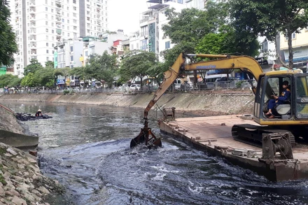 Nạo vét, khơi thông dòng chảy sông Lừ (Hà Nội). Ảnh: HẢI MIÊN