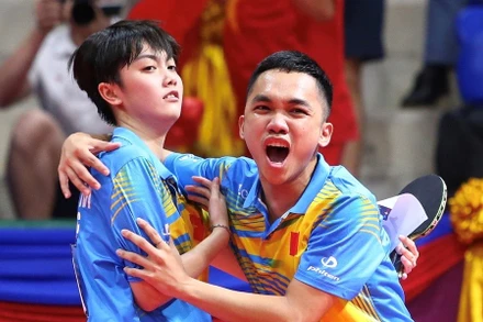 Biểu cảm trái ngược giữa Mai Ngọc (trái) và Anh Hoàng.