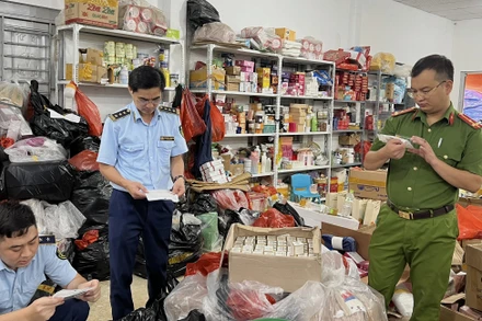 Các lực lượng chức năng đang kiểm tra hàng hóa tại cơ sở kinh doanh hàng nhập khẩu.