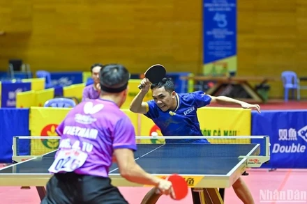 Đinh Anh Hoàng giành chiến thắng chung kết đơn nam. (Ảnh Duy Linh) 