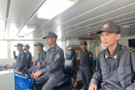 Cán bộ tàu KN360 trên đường làm nhiệm vụ.