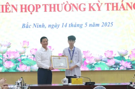 Chủ tịch Ủy ban nhân dân tỉnh Bắc Ninh Vương Quốc Tuấn trao Bằng khen tặng em Nguyễn Công Vinh, đoạt Huy chương Vàng tại cuộc thi Olympic Vật lý châu Á (APhO) năm 2025.