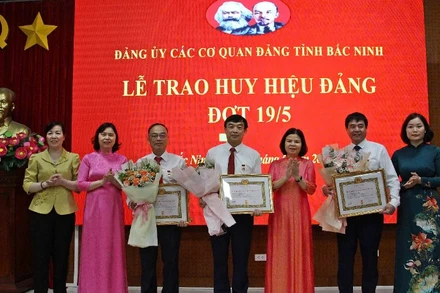 Lễ trao tặng Huy hiệu Đảng tại Đảng ủy Các cơ quan Đảng tỉnh Bắc Ninh.