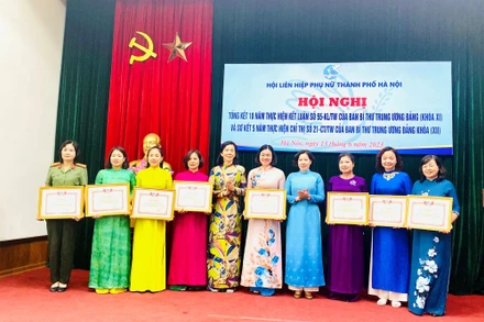 Ban Tổ chức khen thưởng các tập thể có thành tích xuất sắc tại hội nghị.