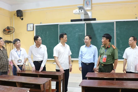 Đoàn kiểm tra kiểm tra cơ sở vật chất phòng thi tại điểm thi số 23.