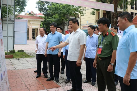 Đồng chí Vương Quốc Tuấn, Phó Chủ tịch Thường trực Ủy ban nhân dân tỉnh, Trưởng Ban chỉ đạo thi của tỉnh Bắc Ninh cùng các thành viên kiểm tra công tác chuẩn bị thi tại huyện Lương Tài.