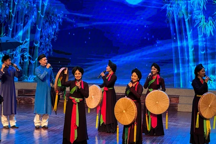 Các nghệ sĩ, diễn viên Nhà hát Dân ca Quan họ Bắc Ninh biểu diễn tại chương trình gặp mặt.