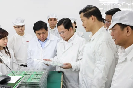 Phó Thủ tướng Nguyễn Chí Dũng cùng lãnh đạo tỉnh Bắc Ninh đến thăm, làm việc với Công ty cổ phần sản xuất gia công và xuất nhập khẩu Hanel (Hanel PT) tại Khu công nghiệp Tiên Sơn, tỉnh Bắc Ninh. 