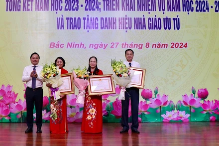 Thừa ủy quyền của Chủ tịch nước, đồng chí Bí thư Tỉnh ủy Bắc Ninh Nguyễn Anh Tuấn chúc mừng, trao danh hiệu Nhà giáo ưu tú tới ba thầy cô được vinh danh.