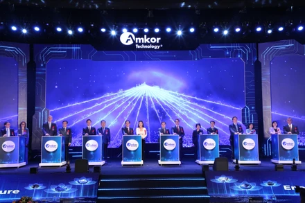 Phó Thủ tướng Trần Lưu Quang và các đại biểu bấm nút khánh thành nhà máy.