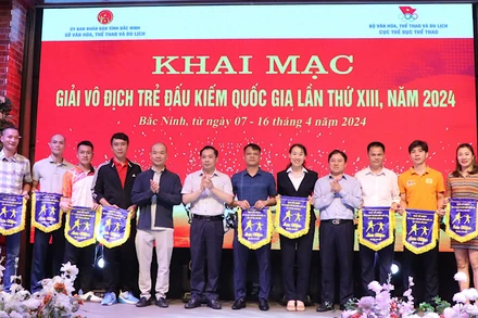 Ban tổ chức trao Cờ lưu niệm tặng các đội tham dự giải.