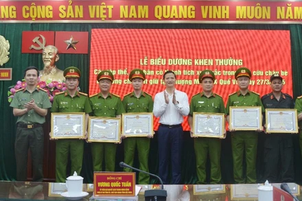 Chủ tịch Ủy ban nhân dân tỉnh Bắc Ninh Vương Quốc Tuấn trao bằng khen tặng các tập thể, cá nhân đã có thành tích xuất sắc giải cứu cháu bé bị khống chế, bắt giữ thành công. 